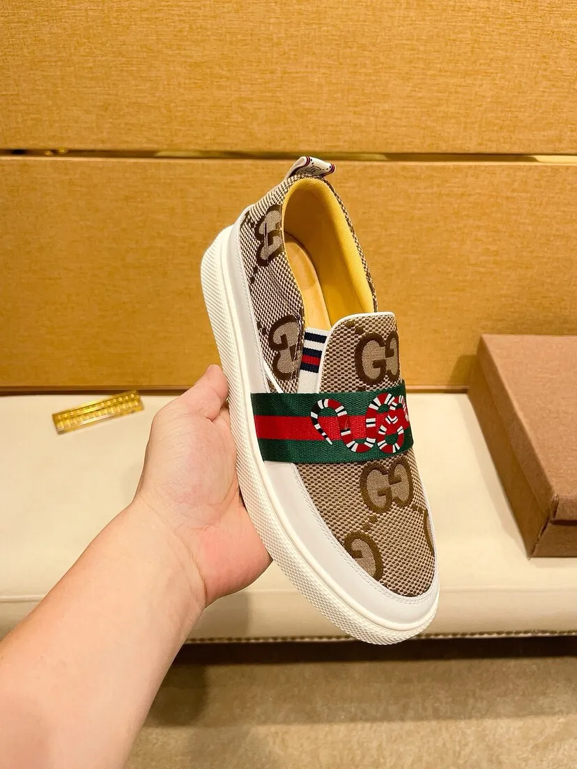 Factory price 400. [Gucci] Gucci's latest 🎁🎁 fashionable casual men's shoes 👟, hot style 💥 simple and elegant style, exclusive for trendy men. Unique official website latest brand 👑 original decoration, fashionable and generous, original cowhide leather ✅ breathable sheepskin lining, official website designated wear-resistant casual outsole, classic model taken in real life 🎬38-44. Can be customized45